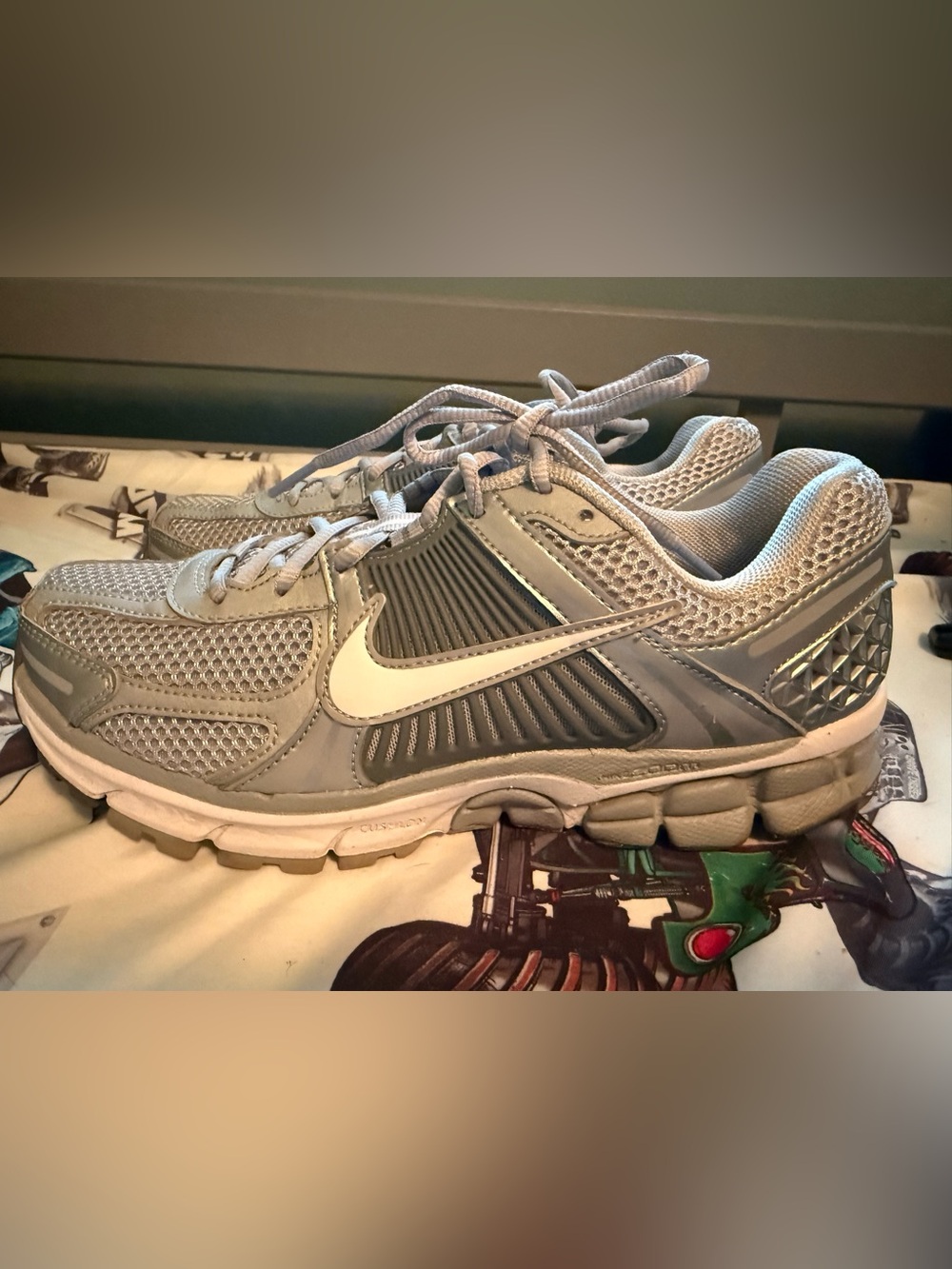 Nike Men’s size 7 women’s 8.5 Vomero 5